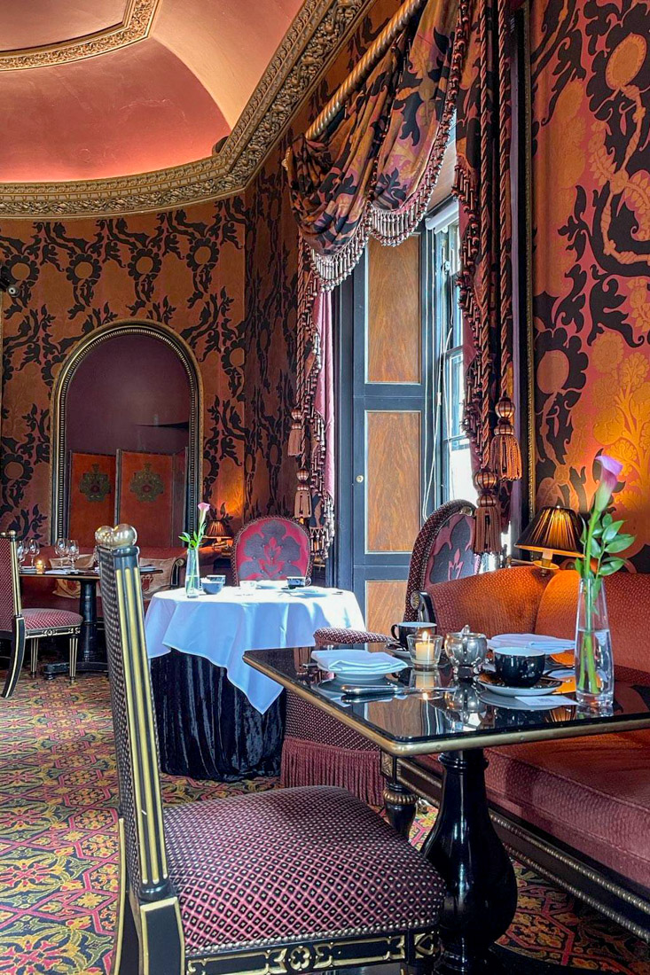 Luxurious restaurant room atPrestonfield House 