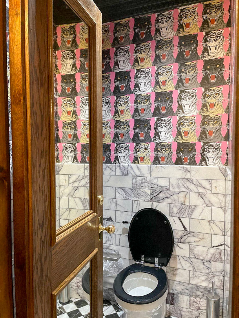 House of Gods wallpaper toilet pink with cats