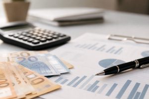 Documentos financieros y calculadora representando la adquisición de instrumentos de inversión