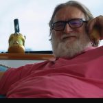 Gabe Newell practicó canto de garganta mongol cinco meses en la oficina de Valve y luego llenó una habitación de espadas medievales